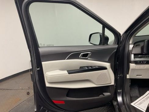 Used 2023 Kia Carnival LX image 10