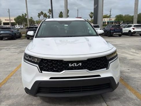 Used 2023 Kia Sorento LX image 2