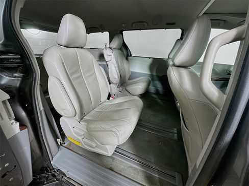 Used 2013 Toyota Sienna XLE image 6