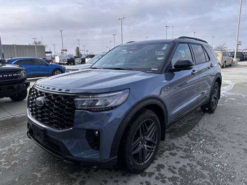 Used 2025 Ford Explorer ST-Line w/ Premium Package image 2