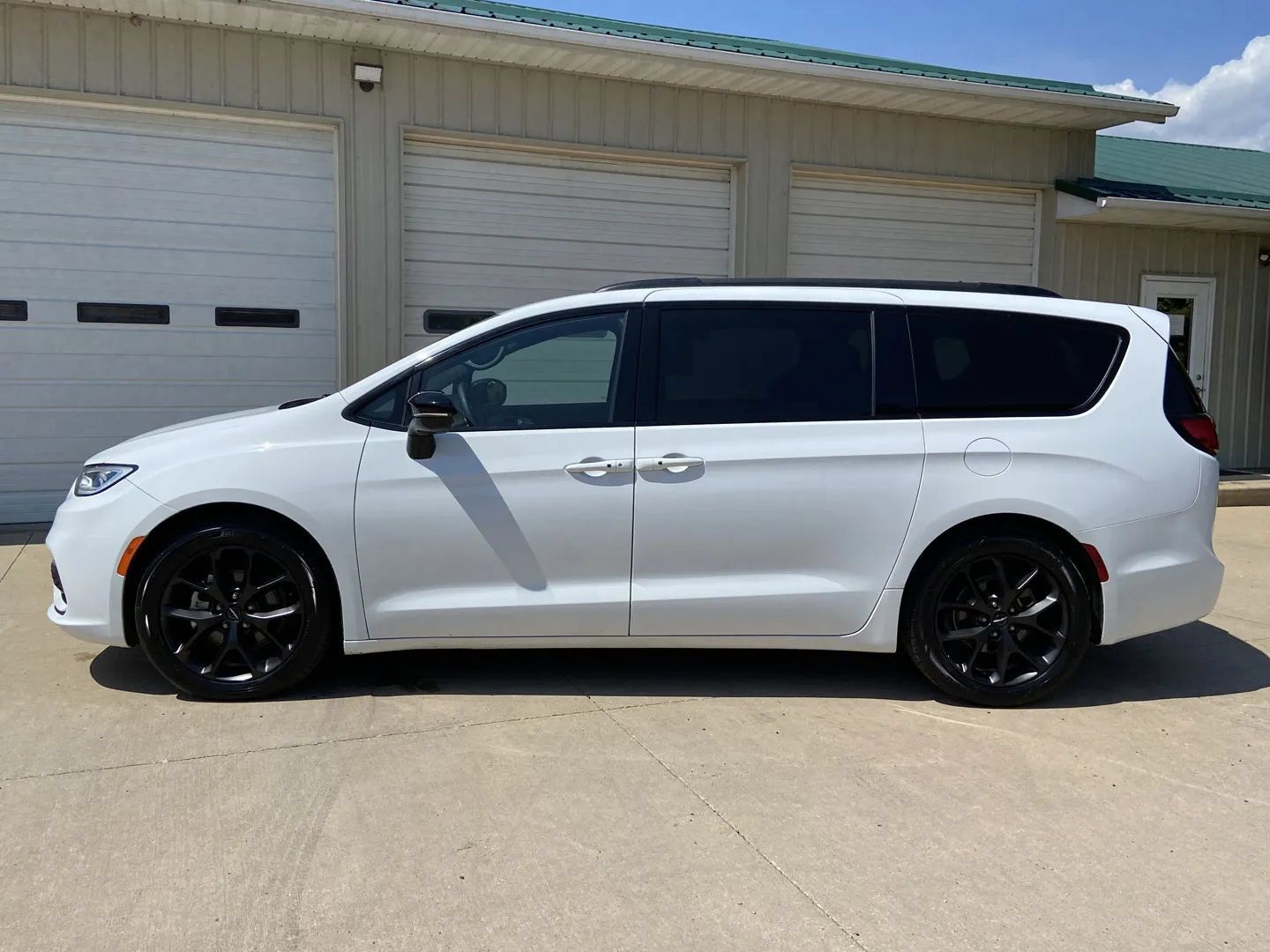 Used 2025 Chrysler Pacifica Limited FWD image 4