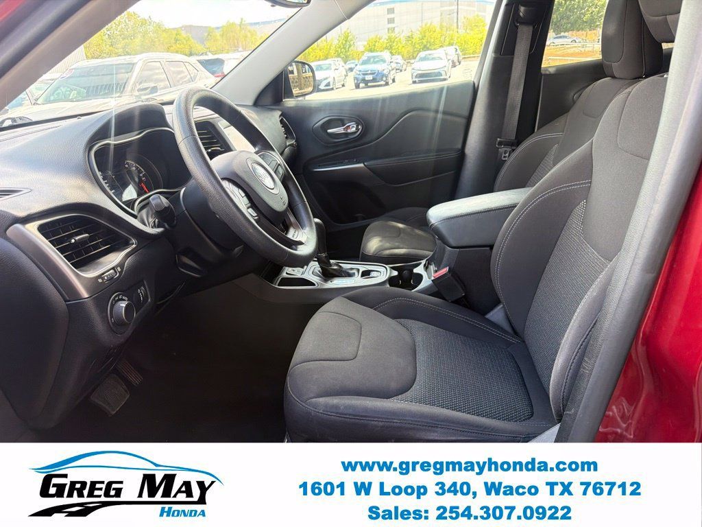 Used 2021 Jeep Cherokee Latitude FWD image 12