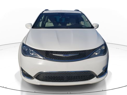 Used 2019 Chrysler Pacifica Touring-L image 3