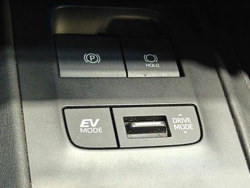 Used 2022 Toyota Venza LE image 10