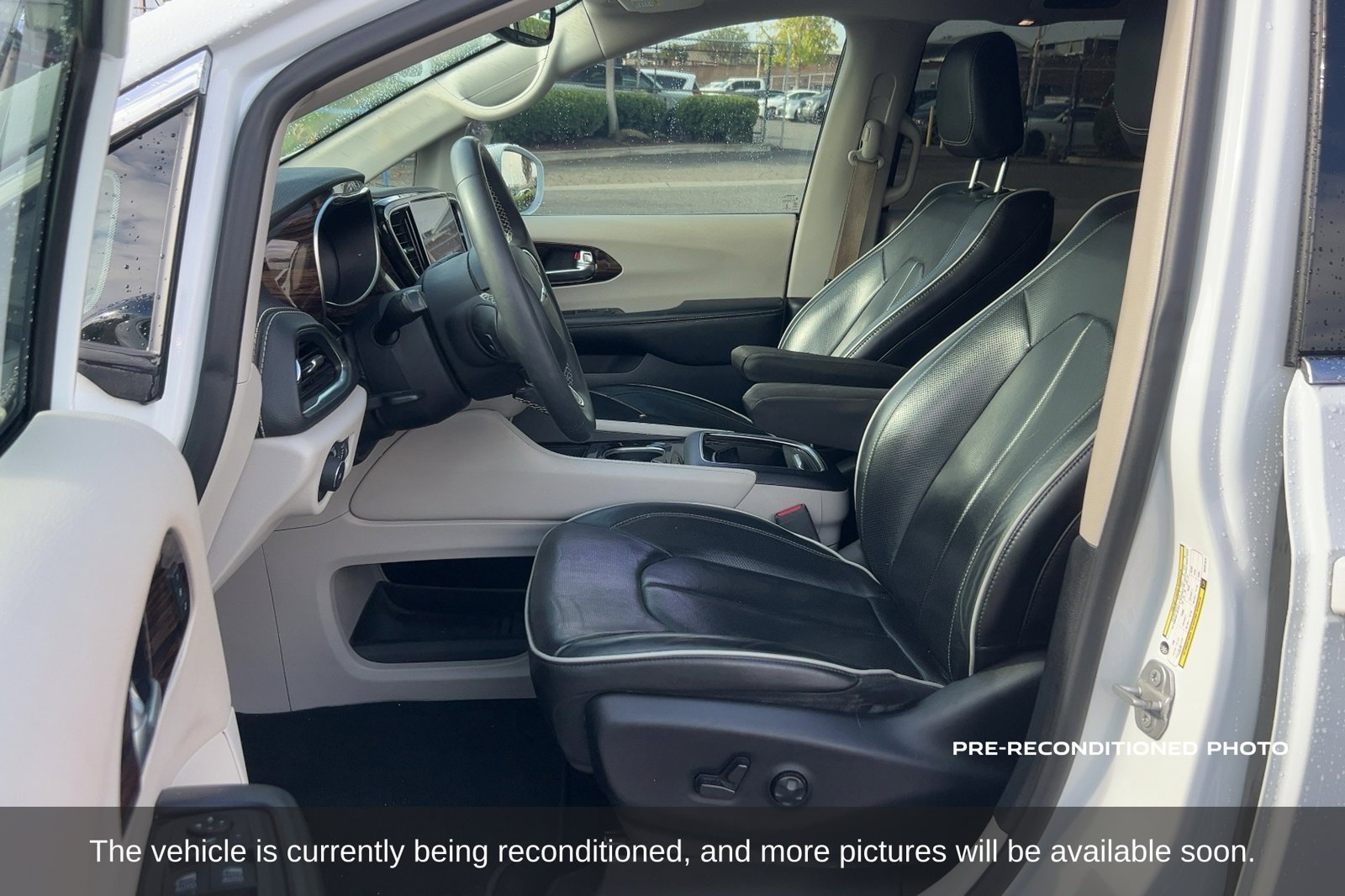 Used 2022 Chrysler Pacifica Limited FWD image 11