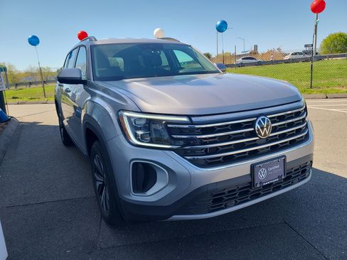 Used 2024 Volkswagen Atlas SE image 2