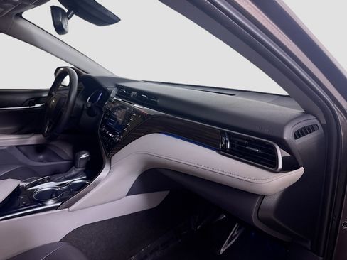 Used 2020 Toyota Camry XLE FWD image 30