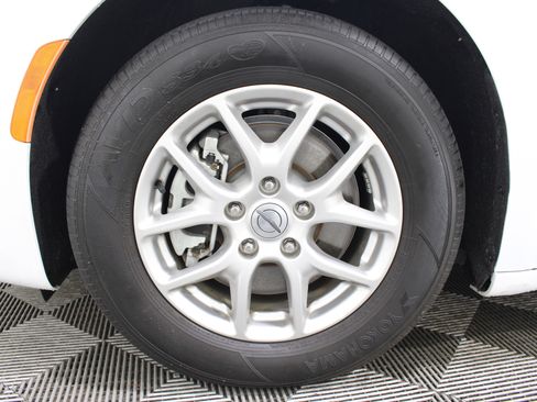 Used 2024 Chrysler Pacifica Touring-L FWD image 36