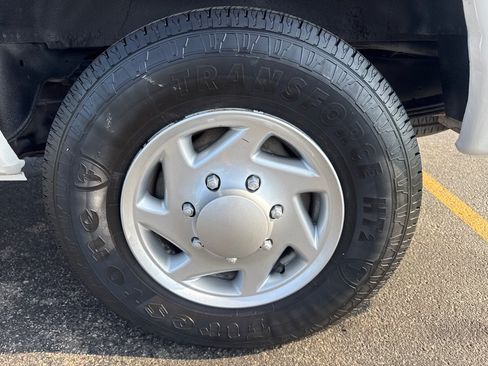 Used 2010 Ford E-350 and Econoline 350 XLT RWD image 9