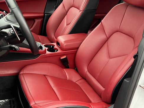 Certified 2025 Porsche Macan image 5