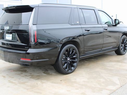 Used 2025 Cadillac Escalade ESV Sport Platinum w/ LPO, ONYX Package image 6