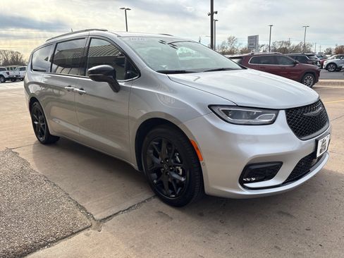 New 2026 Chrysler Pacifica Select w/ S Appearance Package image 8