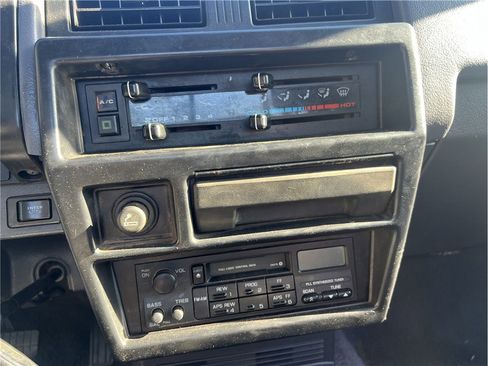 Used 1993 Nissan Pickup 4x4 Regular Cab image 17