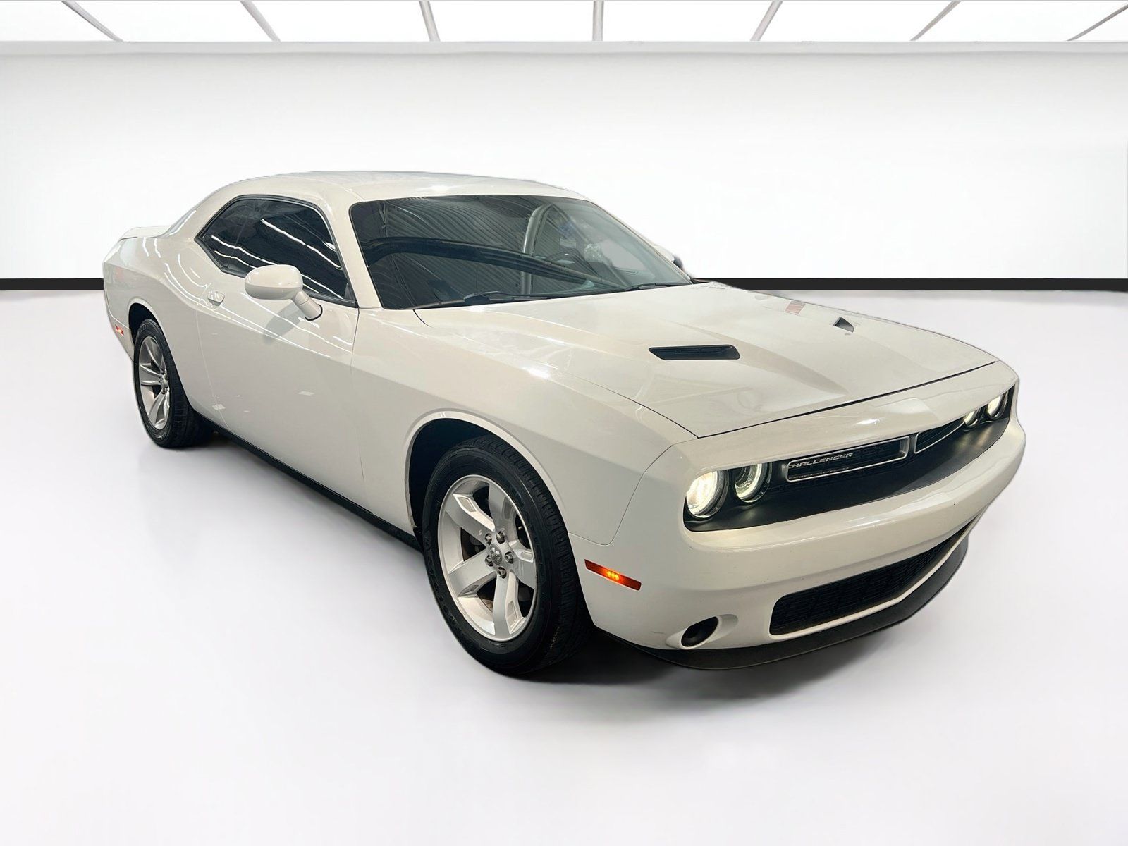 Used 2020 Dodge Challenger SXT RWD image 3