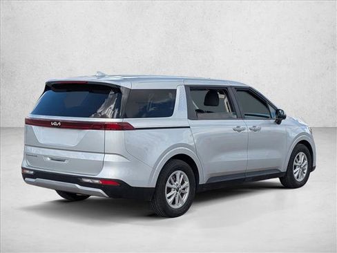 Used 2022 Kia Carnival LX image 5