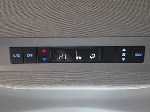 Used 2024 Toyota Sienna LE image 31