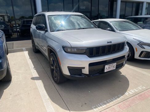 Used 2021 Jeep Grand Cherokee L Laredo RWD image 3