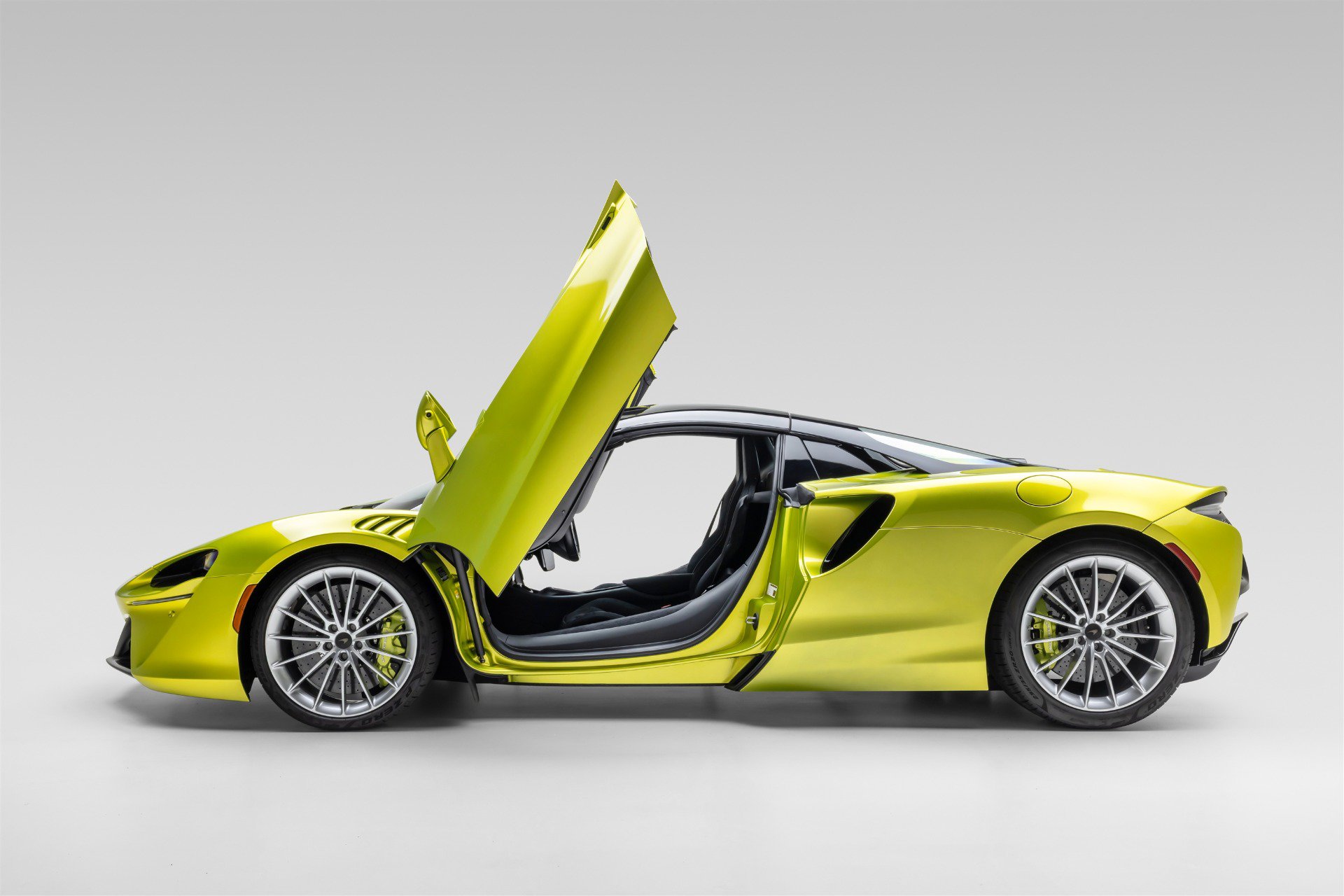Used 2025 McLaren Artura Spider RWD image 3