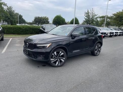 Used 2024 Volvo XC40 B5 Ultimate w/ Protection Package Premier AWD/4WD image 2
