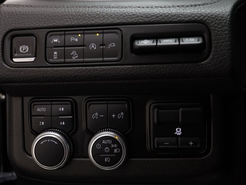 Used 2021 GMC Yukon Denali w/ Denali Premium Package image 8