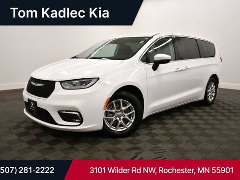 Used 2023 Chrysler Pacifica Touring-L FWD image 1