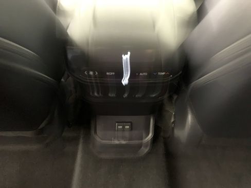 Used 2024 Toyota Highlander XLE AWD/4WD image 36
