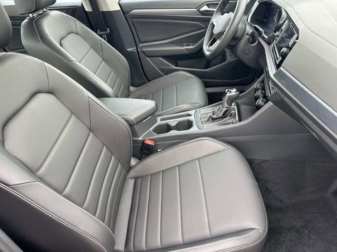 Certified 2024 Volkswagen Jetta SE w/ Panoramic Sunroof Package image 10