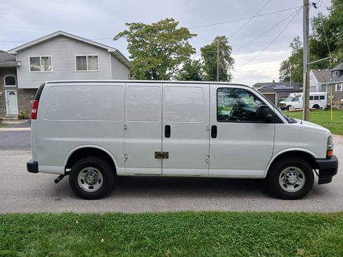 Used 2018 Chevrolet Express 2500 w/ Driver Convenience Package RWD image 5