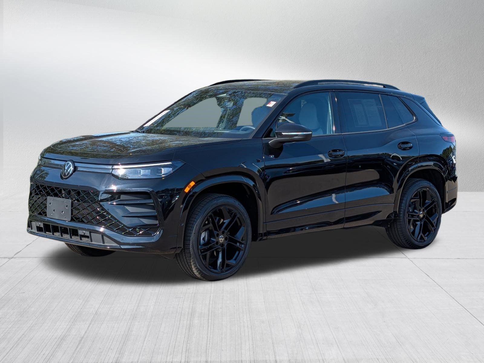 Certified 2026 Volkswagen Tiguan SE R-Line AWD/4WD image 3