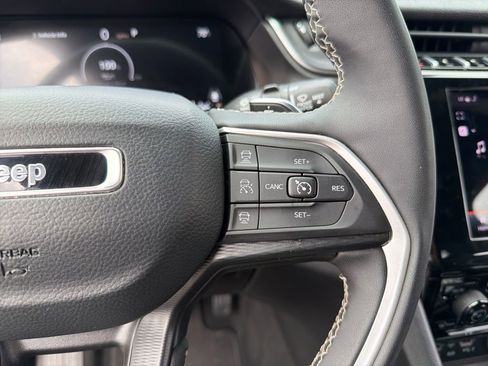 Used 2025 Jeep Grand Cherokee Altitude AWD/4WD image 16