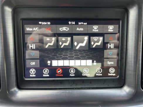 Used 2015 Dodge Challenger SXT image 18