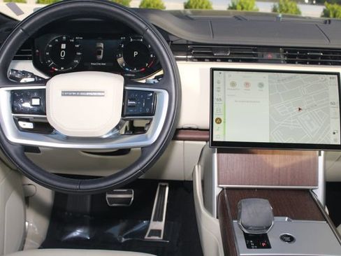 Used 2024 Land Rover Range Rover Long Wheelbase SE image 4