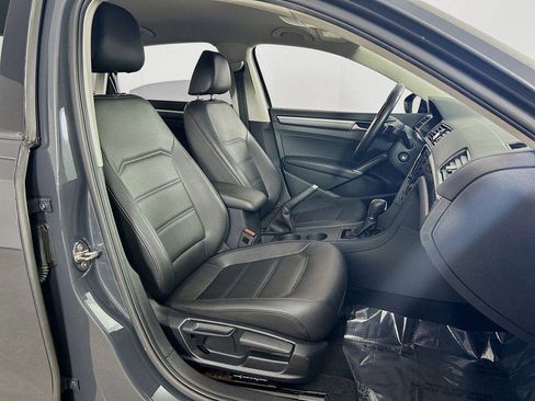 Used 2018 Volkswagen Passat 2.0T R-Line w/ R-Line Lighting Package FWD image 26