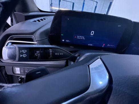 Used 2025 Chevrolet Traverse LT image 18