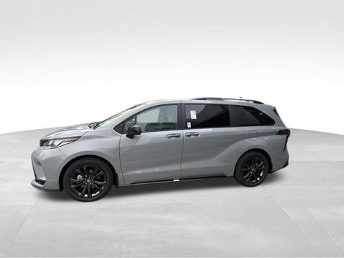 Used 2026 Toyota Sienna XSE FWD image 2