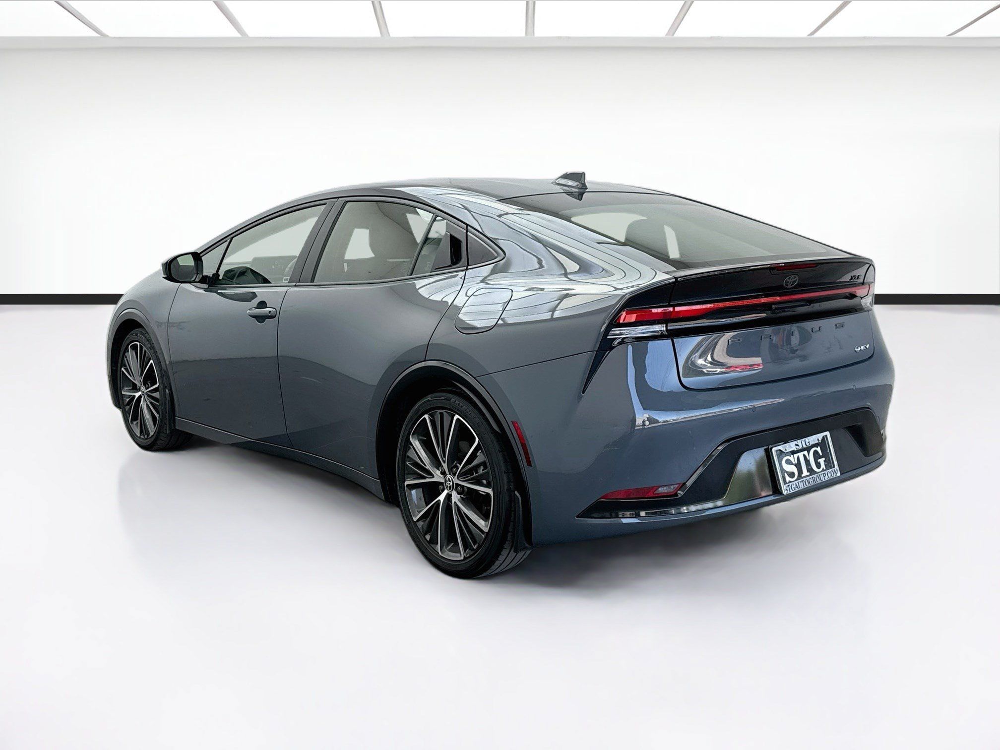 Used 2025 Toyota Prius XLE FWD image 6