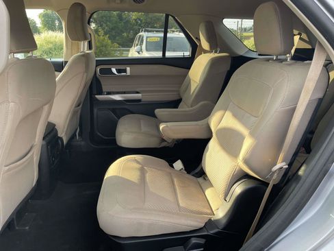 Used 2024 Ford Explorer XLT AWD/4WD image 12