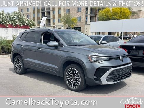 Used 2025 Volkswagen Taos SE image 1