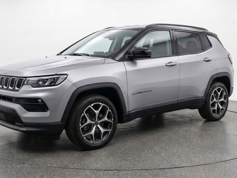 Used 2025 Jeep Compass Limited AWD/4WD image 3