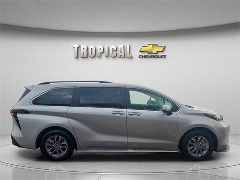 Used 2023 Toyota Sienna XLE image 6