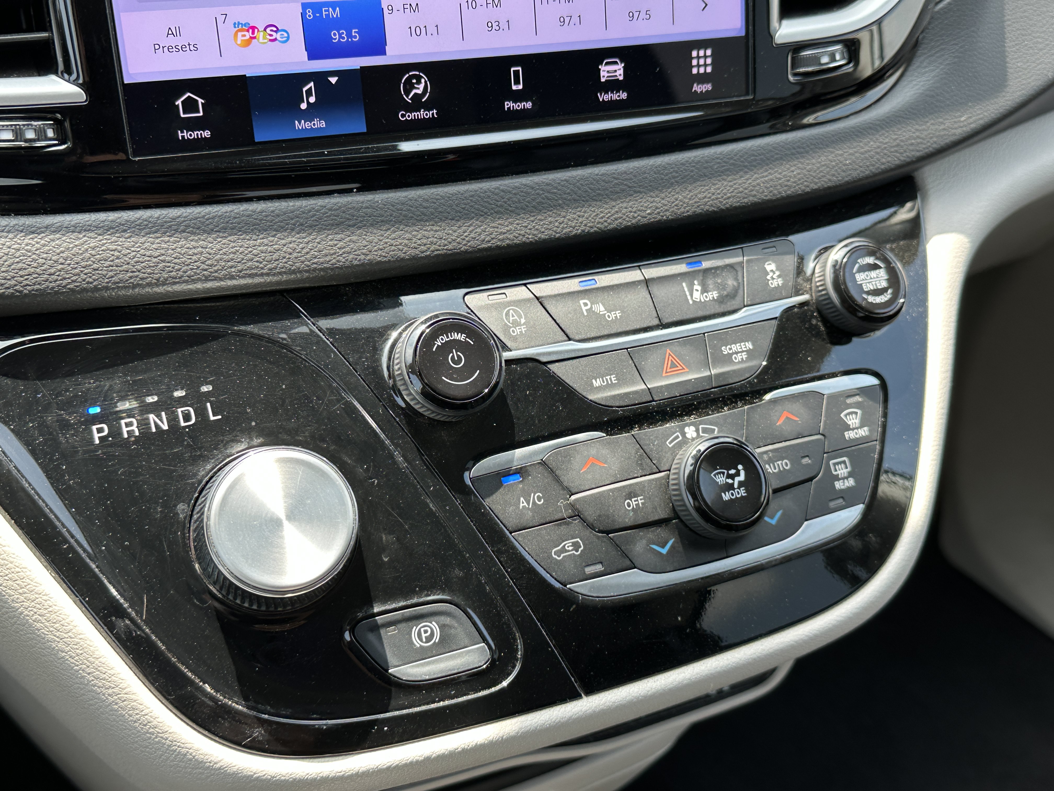 Used 2024 Chrysler Pacifica Touring-L FWD image 29