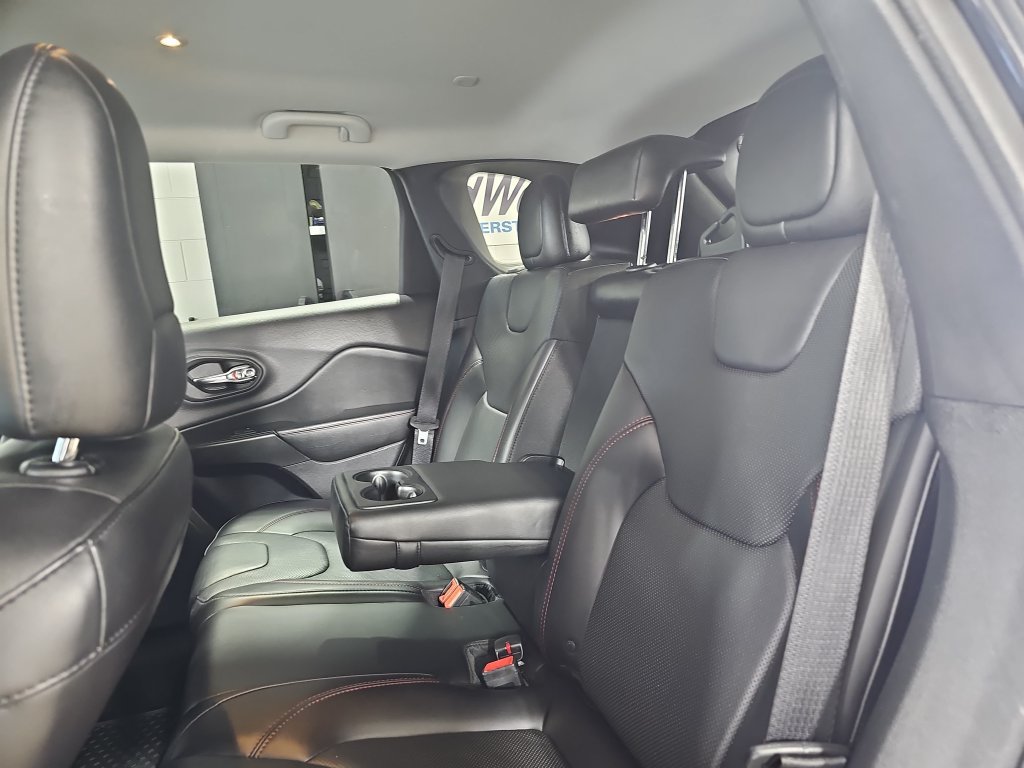 Used 2019 Jeep Cherokee Trailhawk AWD/4WD image 17