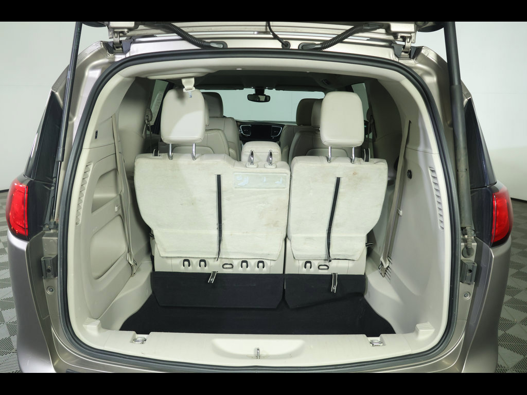 Used 2017 Chrysler Pacifica Touring-L FWD image 11