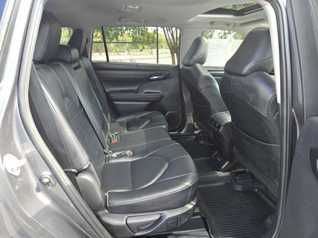 Used 2020 Toyota Highlander XLE FWD image 35