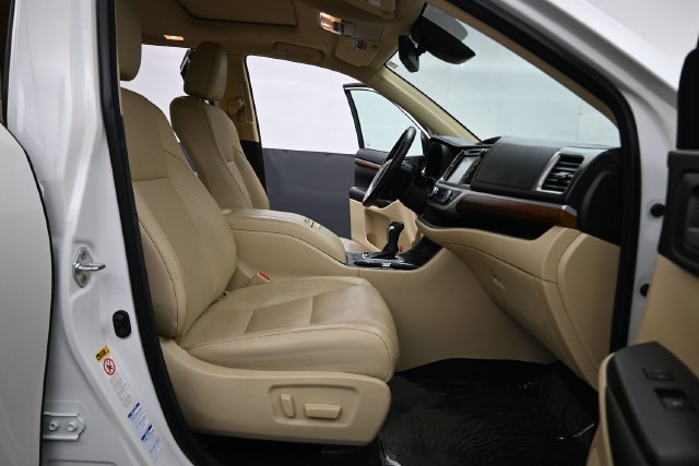Used 2018 Toyota Highlander Limited AWD/4WD image 23