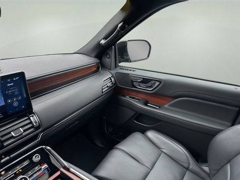 Certified 2024 Lincoln Navigator Reserve AWD/4WD image 19