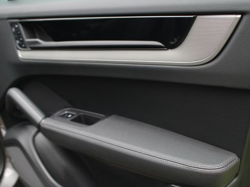 Certified 2025 Porsche Cayenne AWD/4WD image 36