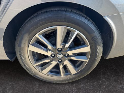 Used 2021 Nissan Versa SV FWD image 14