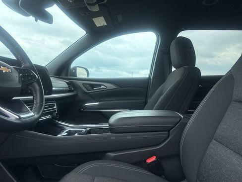 Used 2025 Chevrolet Traverse LT image 39