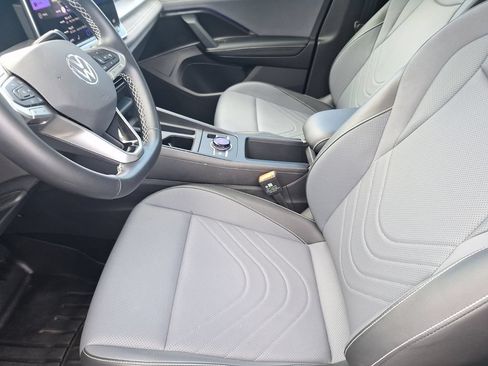 Used 2026 Volkswagen Tiguan SE w/ Panoramic Sunroof Package FWD image 19